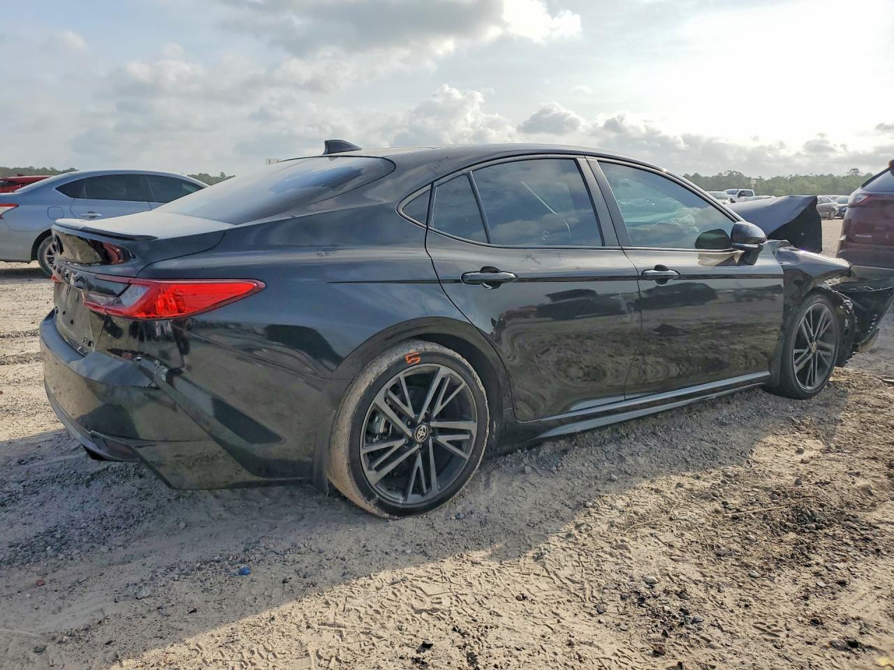 2025 Toyota Camry Xse - zdjęcie 3