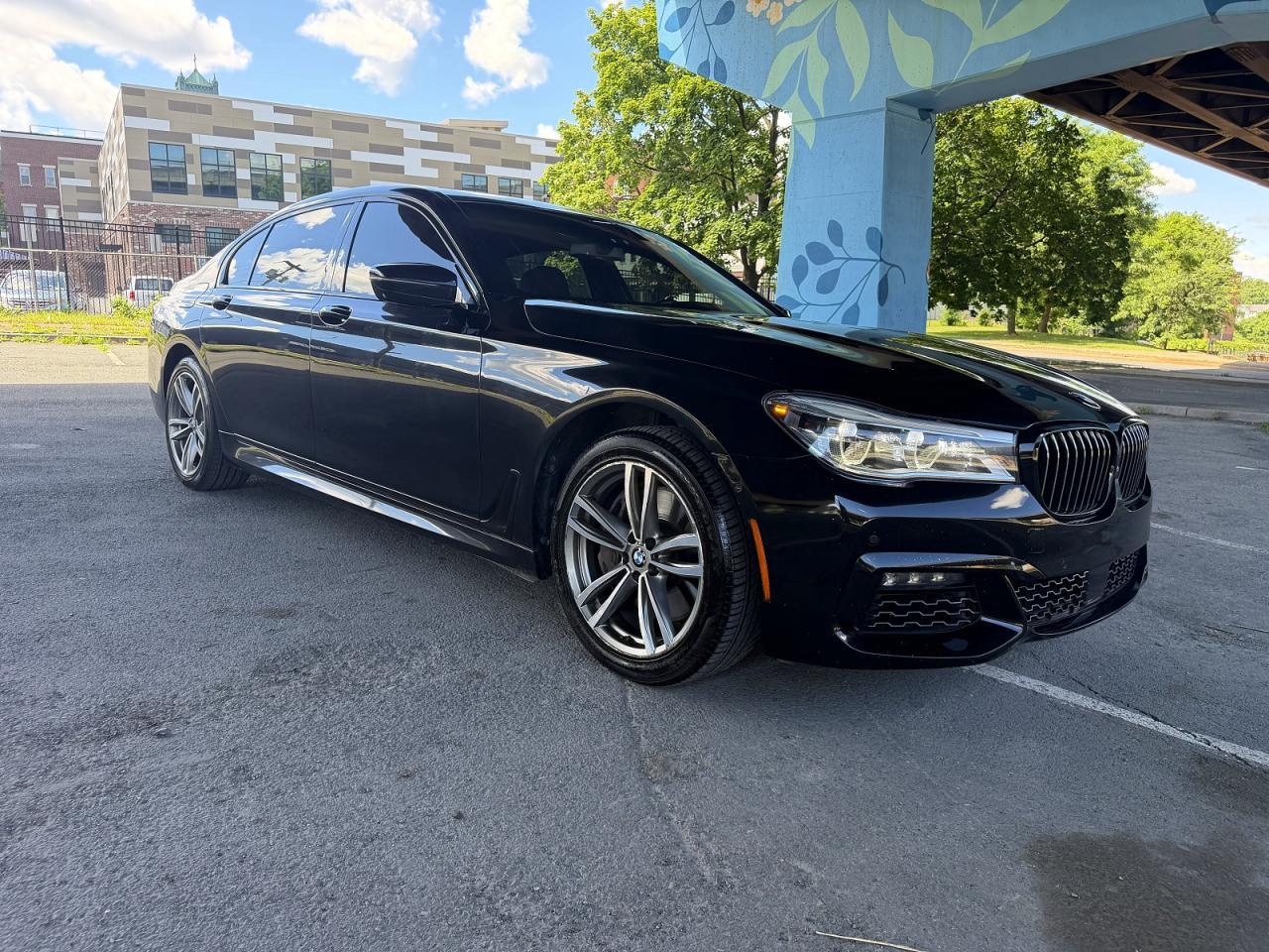 2019 BMW 750I xDrive - zdjęcie główne