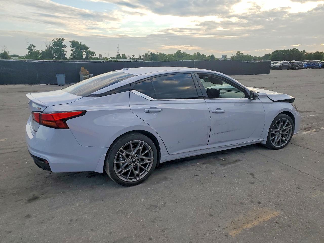 2024 Nissan Altima Sr - zdjęcie 3