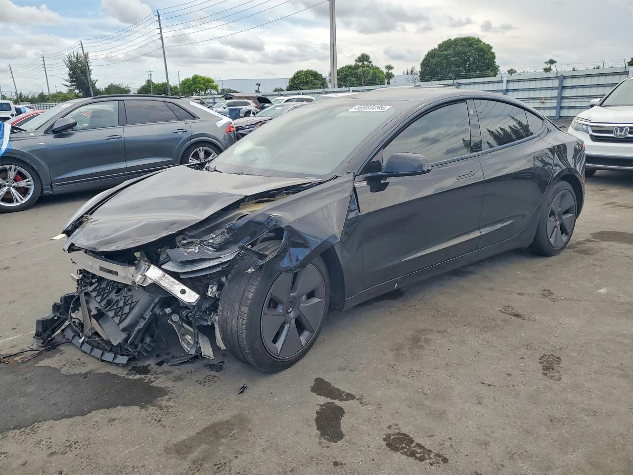 2021 Tesla Model 3 - zdjęcie główne