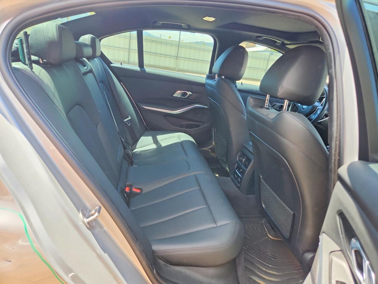 2020 BMW Seria 3 330i - zdjęcie 10