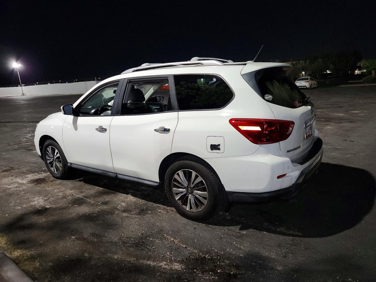 2017 Nissan Pathfinder Sv - zdjęcie 2