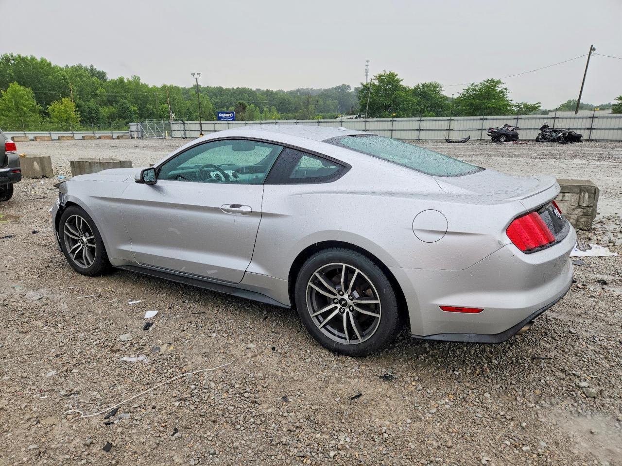 2015 Ford Mustang - zdjęcie 2