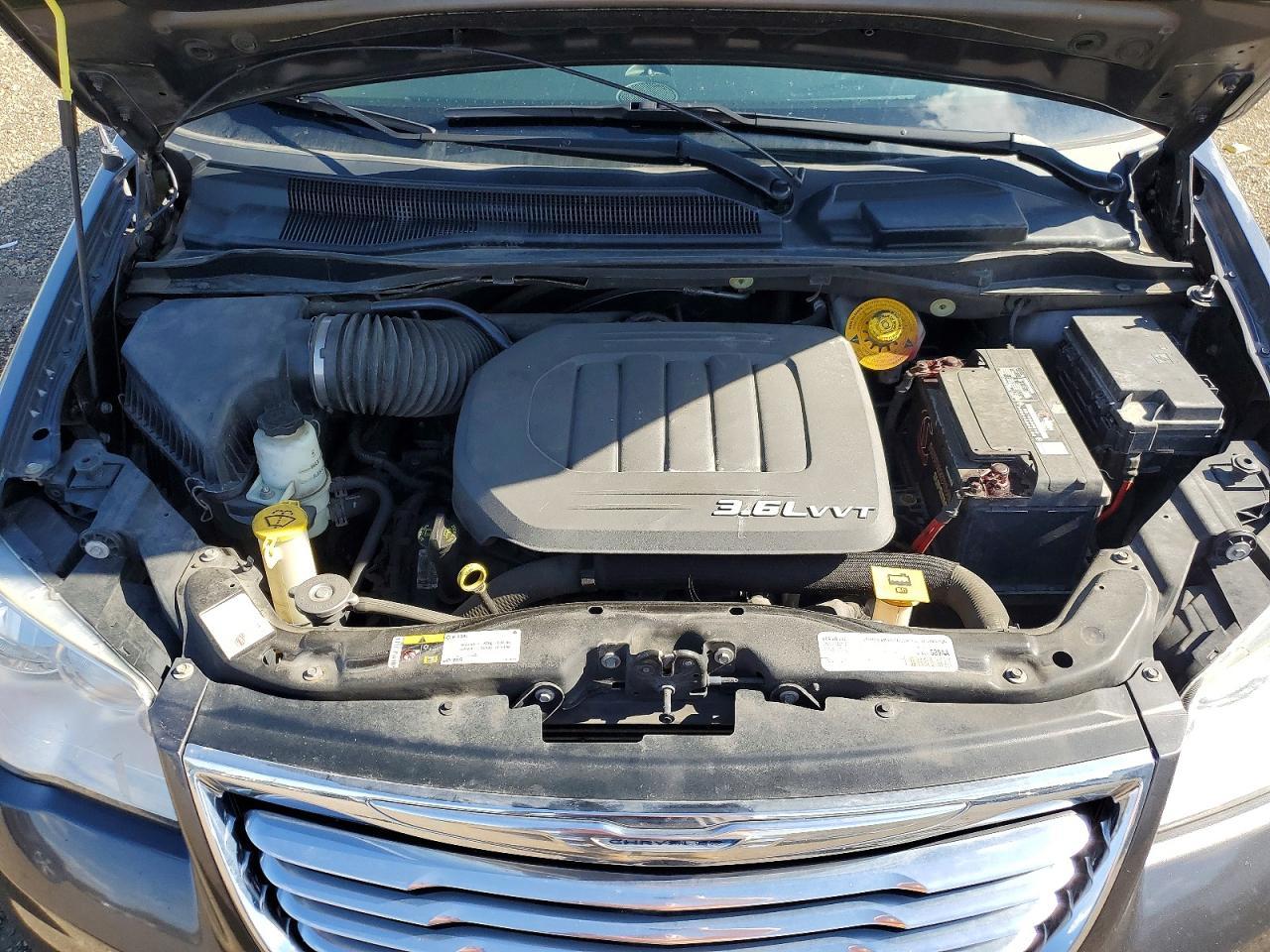 2016 Chrysler Town & Country Touring - zdjęcie 12