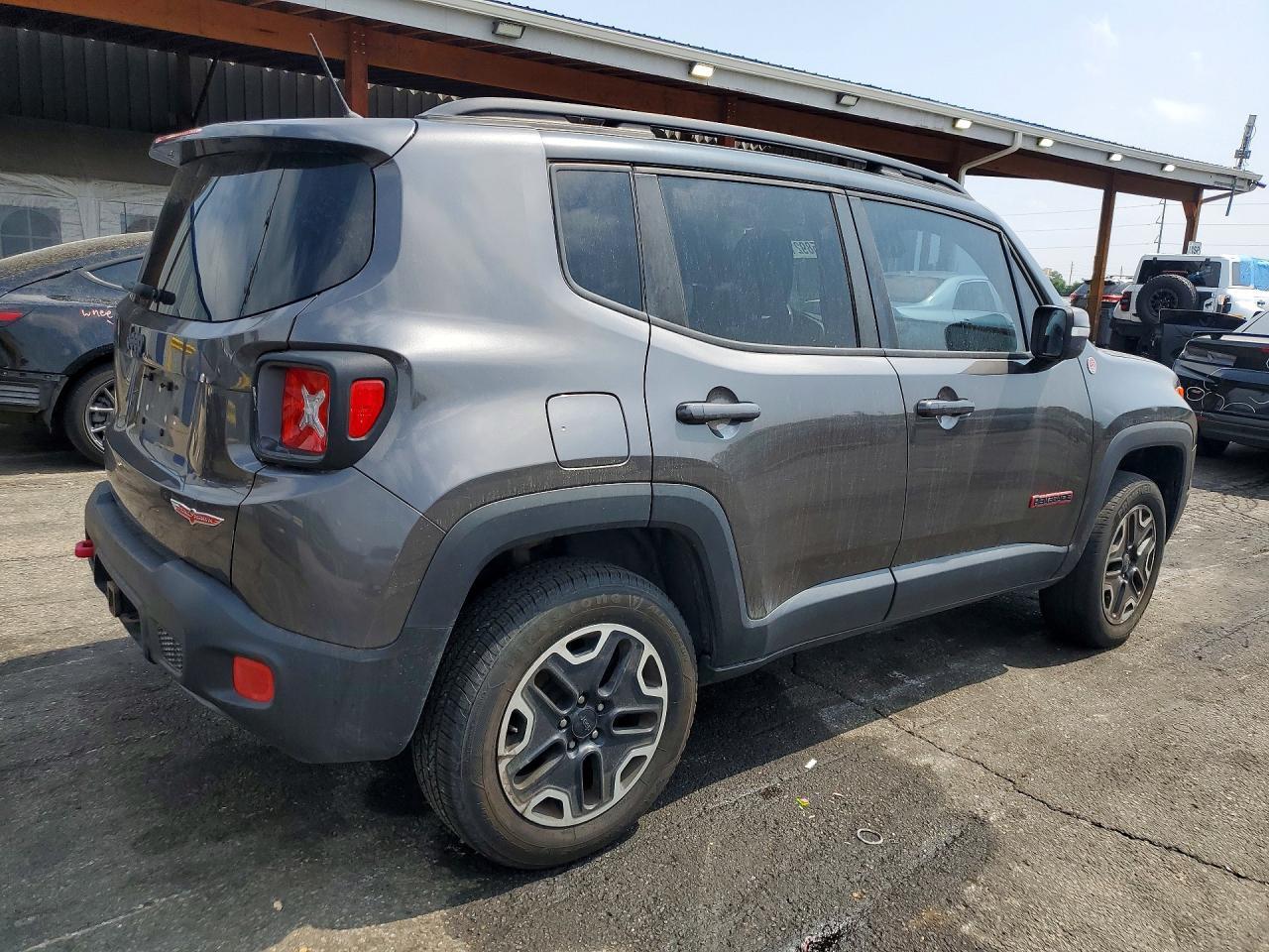 2016 Jeep Renegade Trailhawk - zdjęcie 3