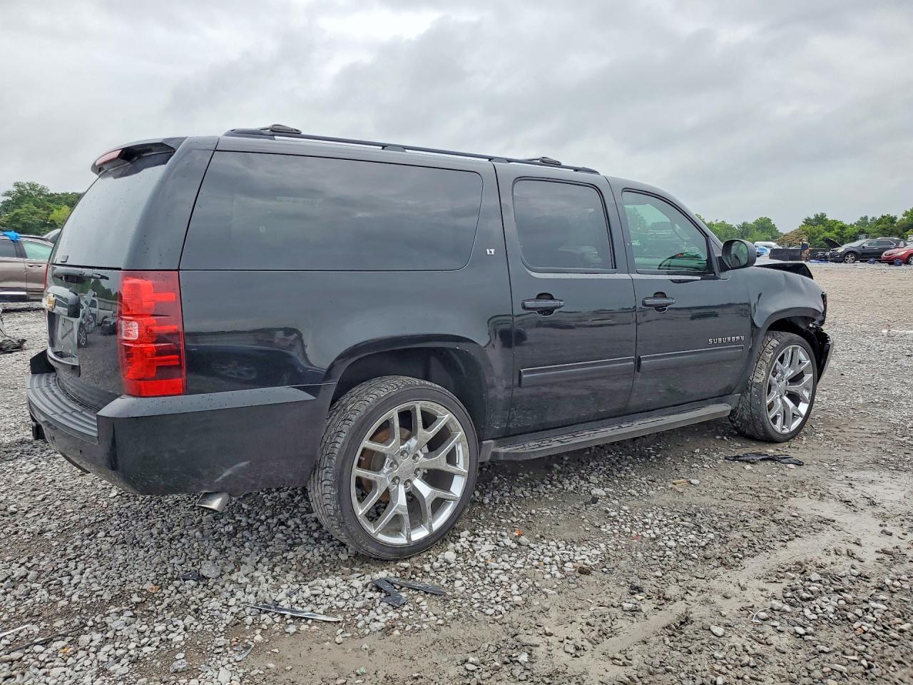 2013 Chevrolet Suburban C1500 Lt - zdjęcie 3
