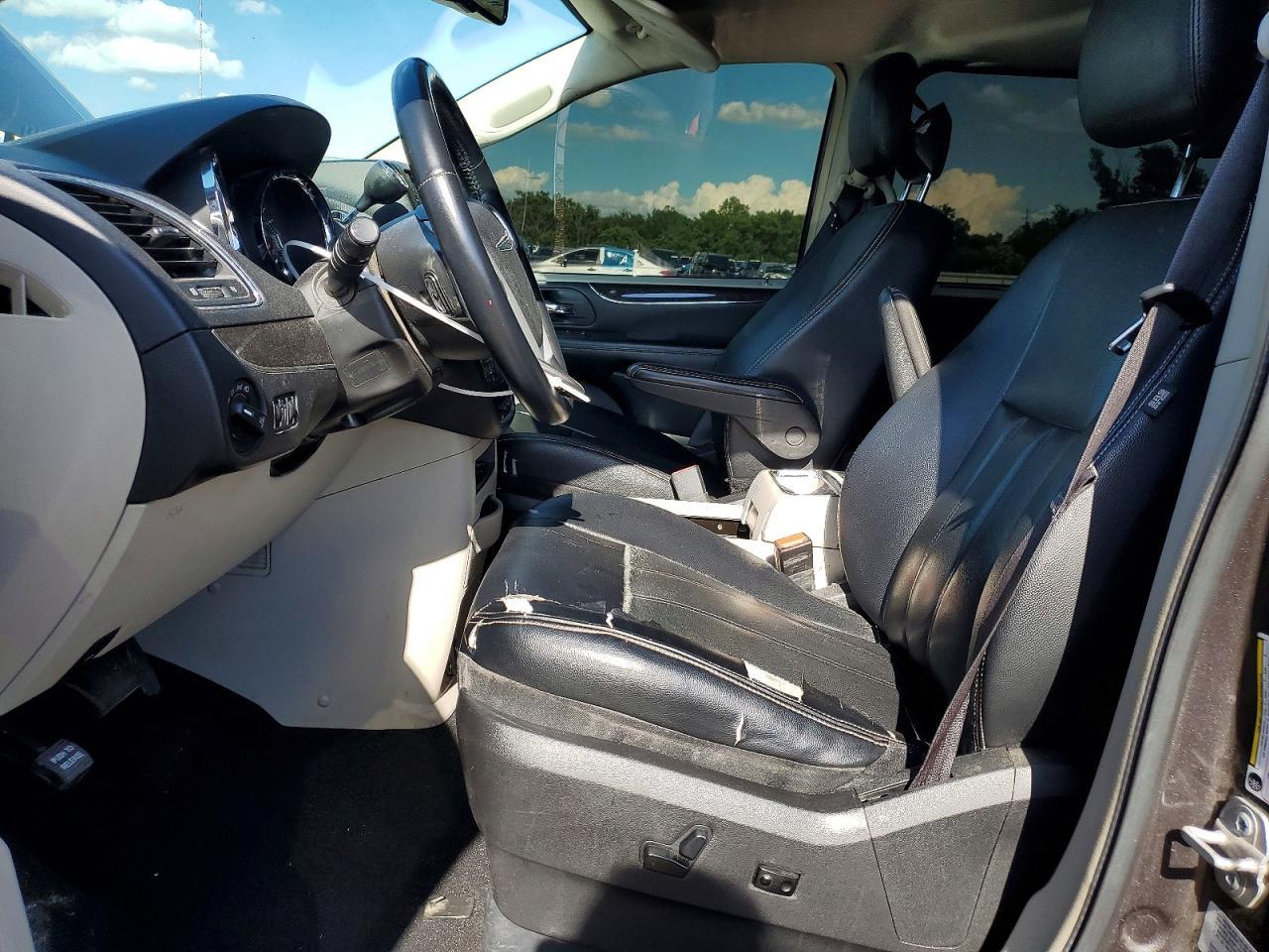 2016 Chrysler Town & Country Touring - zdjęcie 7