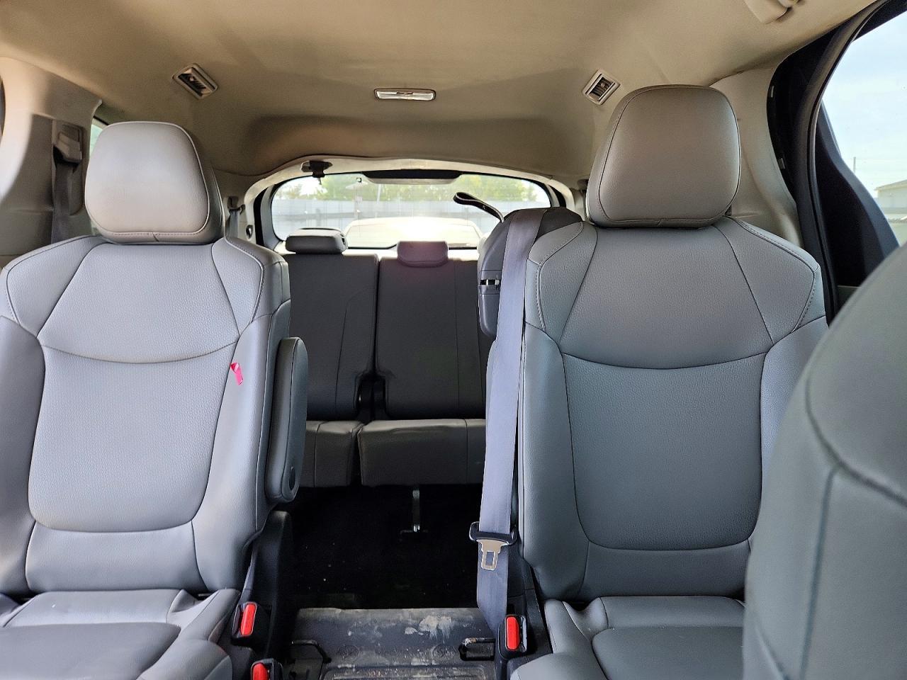 2022 Toyota Sienna Le - zdjęcie 10