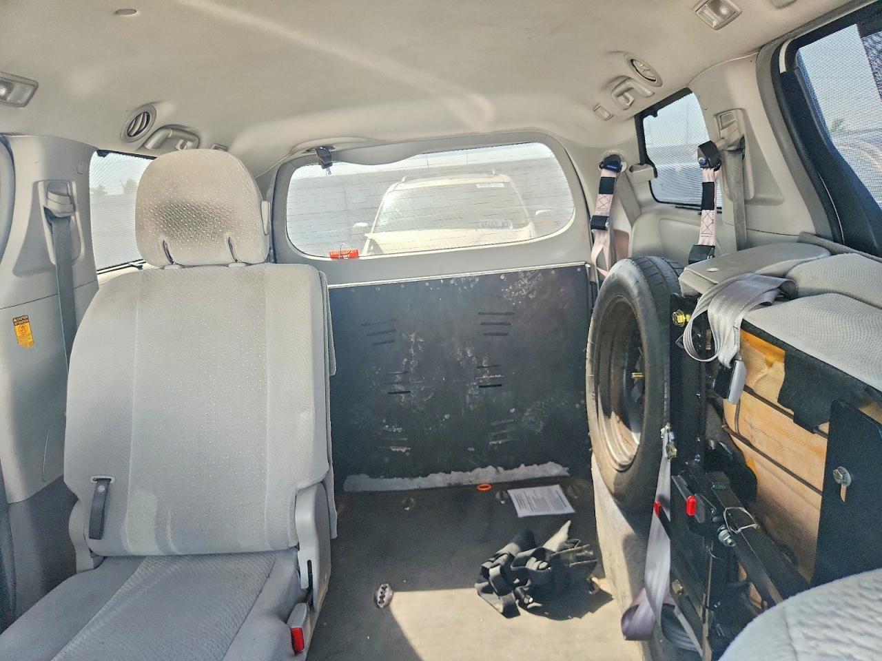 2014 Toyota Sienna Le - zdjęcie 10