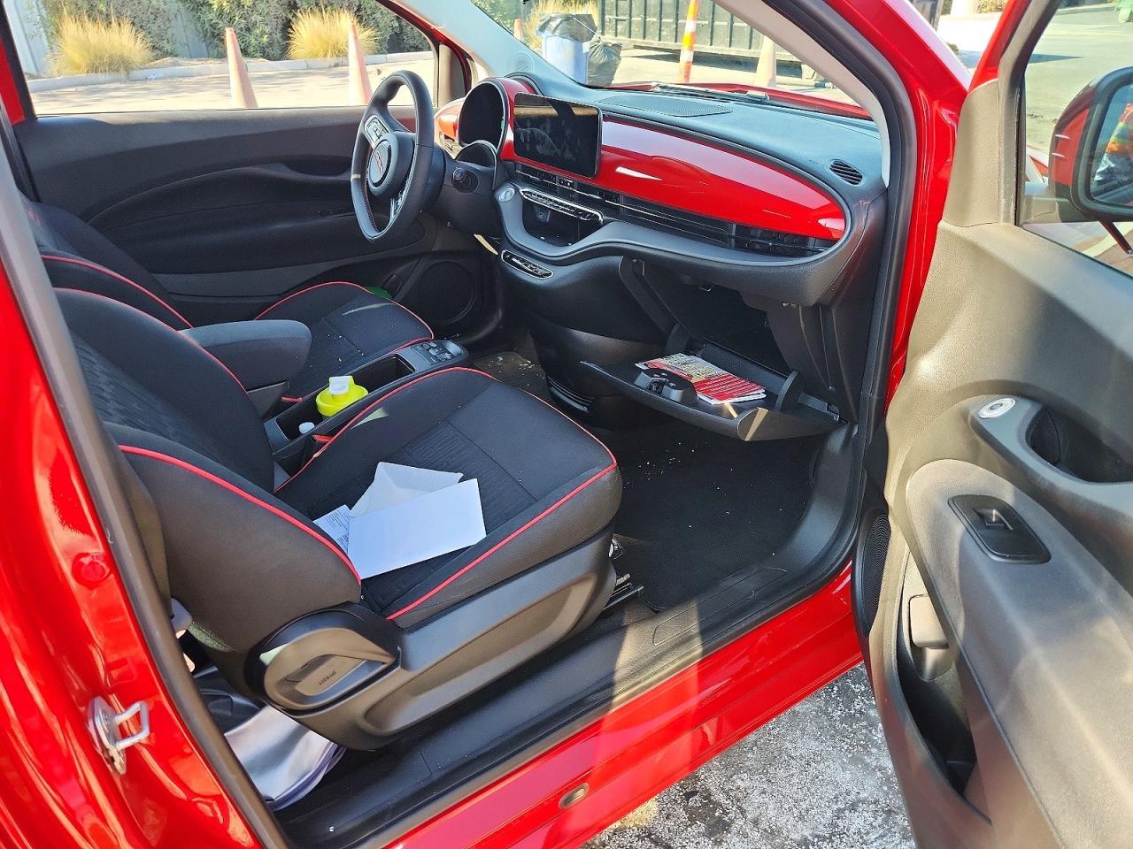 2024 Fiat 500 E Red - zdjęcie 10