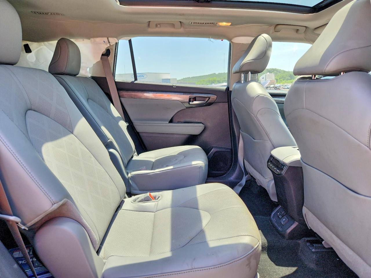 2024 Toyota Highlander Platinum - zdjęcie 11
