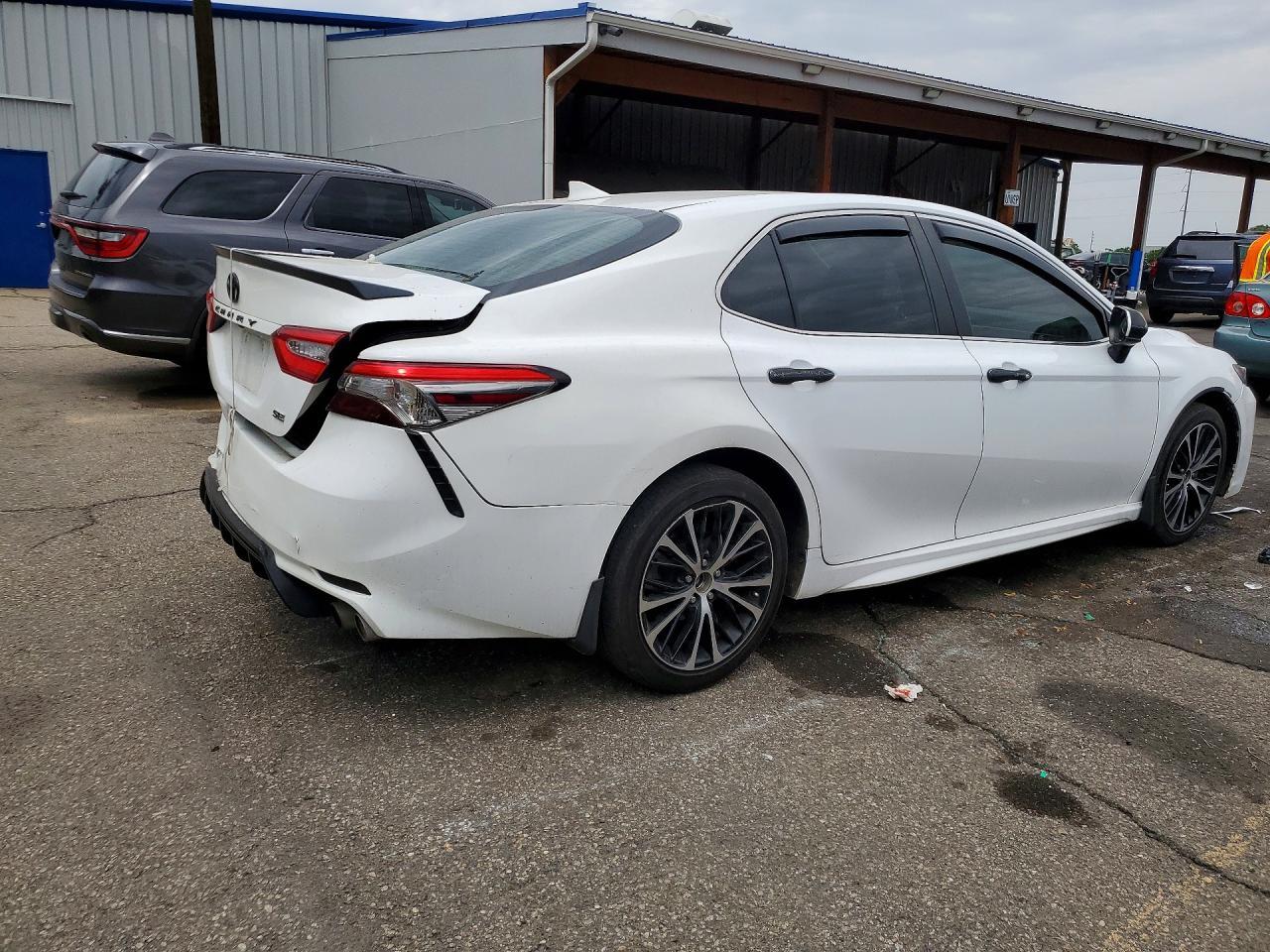 2019 Toyota Camry Se - zdjęcie 3