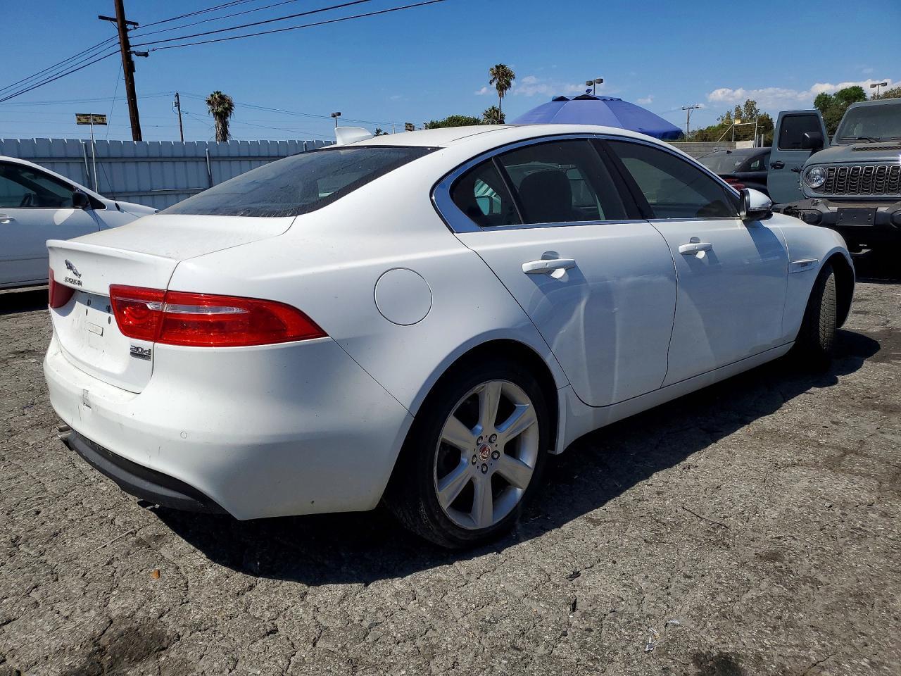 2017 Jaguar Xe Prestige - zdjęcie 3
