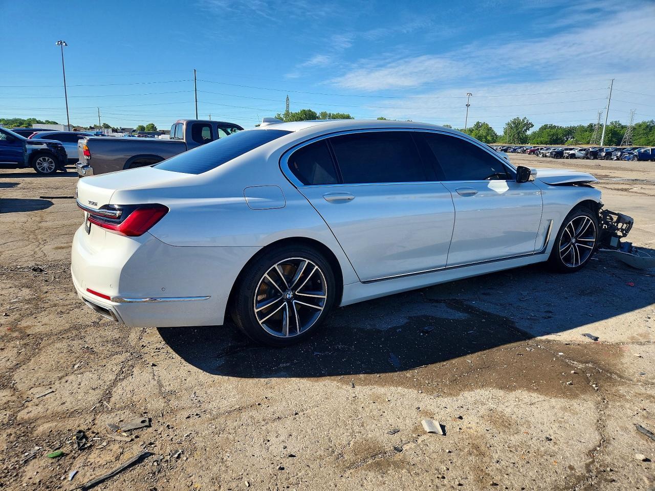 2021 BMW 750 Xi - zdjęcie 3