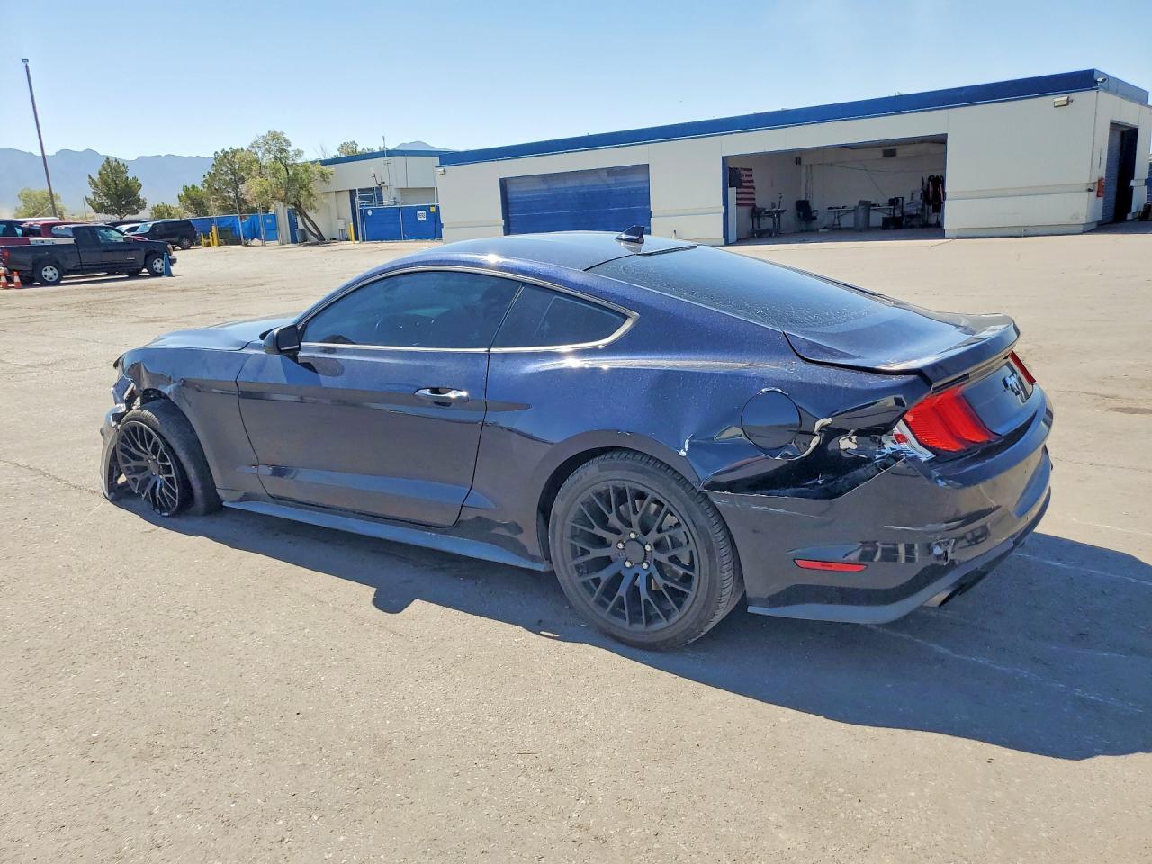 2021 Ford Mustang - zdjęcie 2