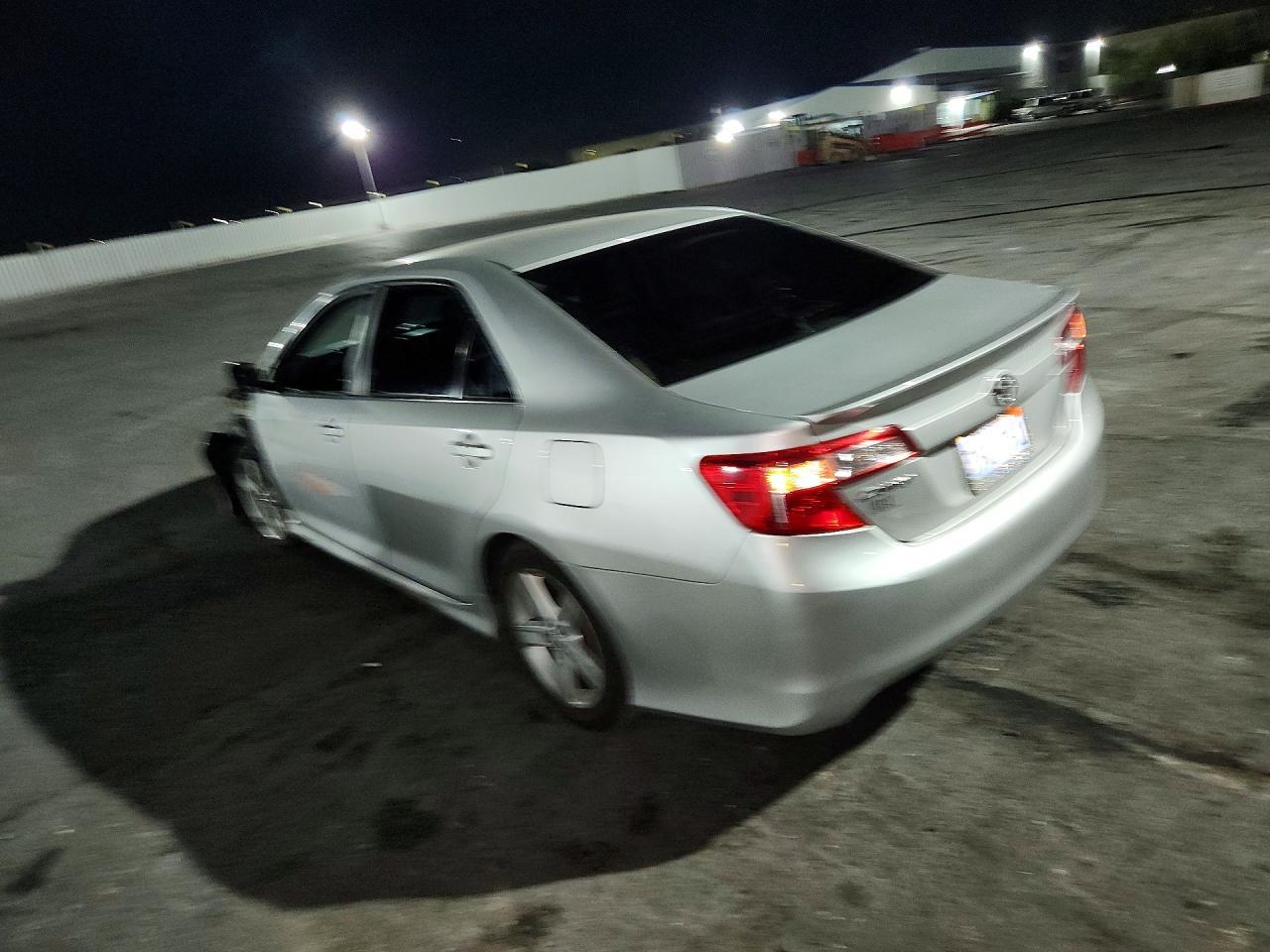 2014 Toyota Camry L - zdjęcie 2