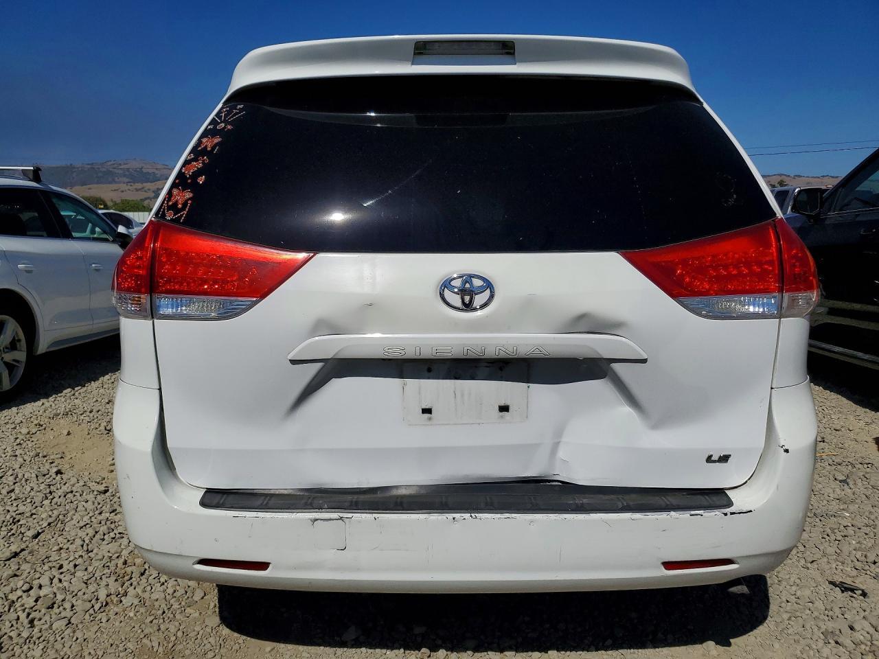 2013 Toyota Sienna Le - zdjęcie 6