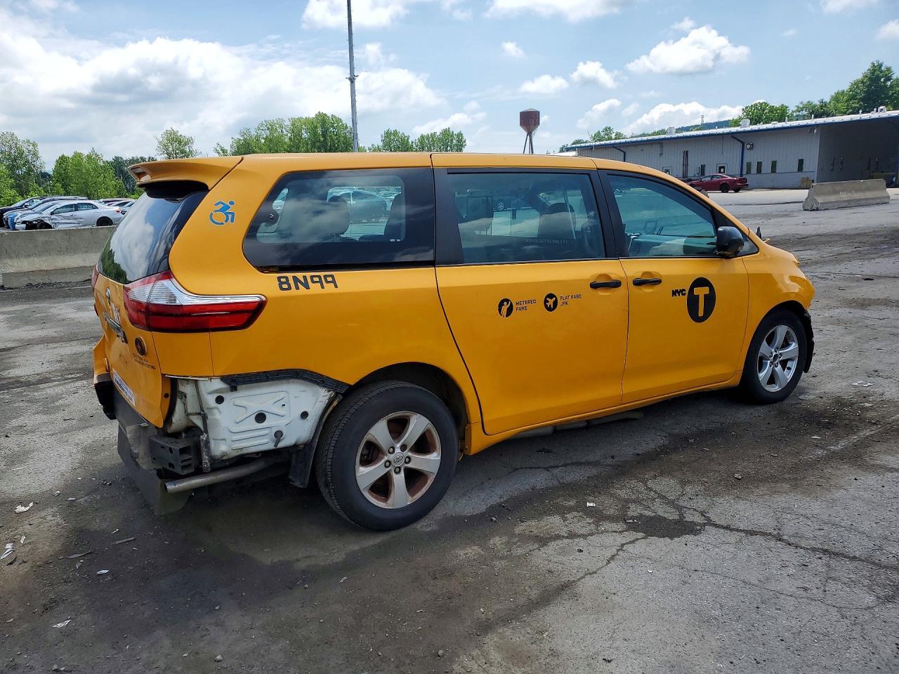 2017 Toyota Sienna Le - zdjęcie 3