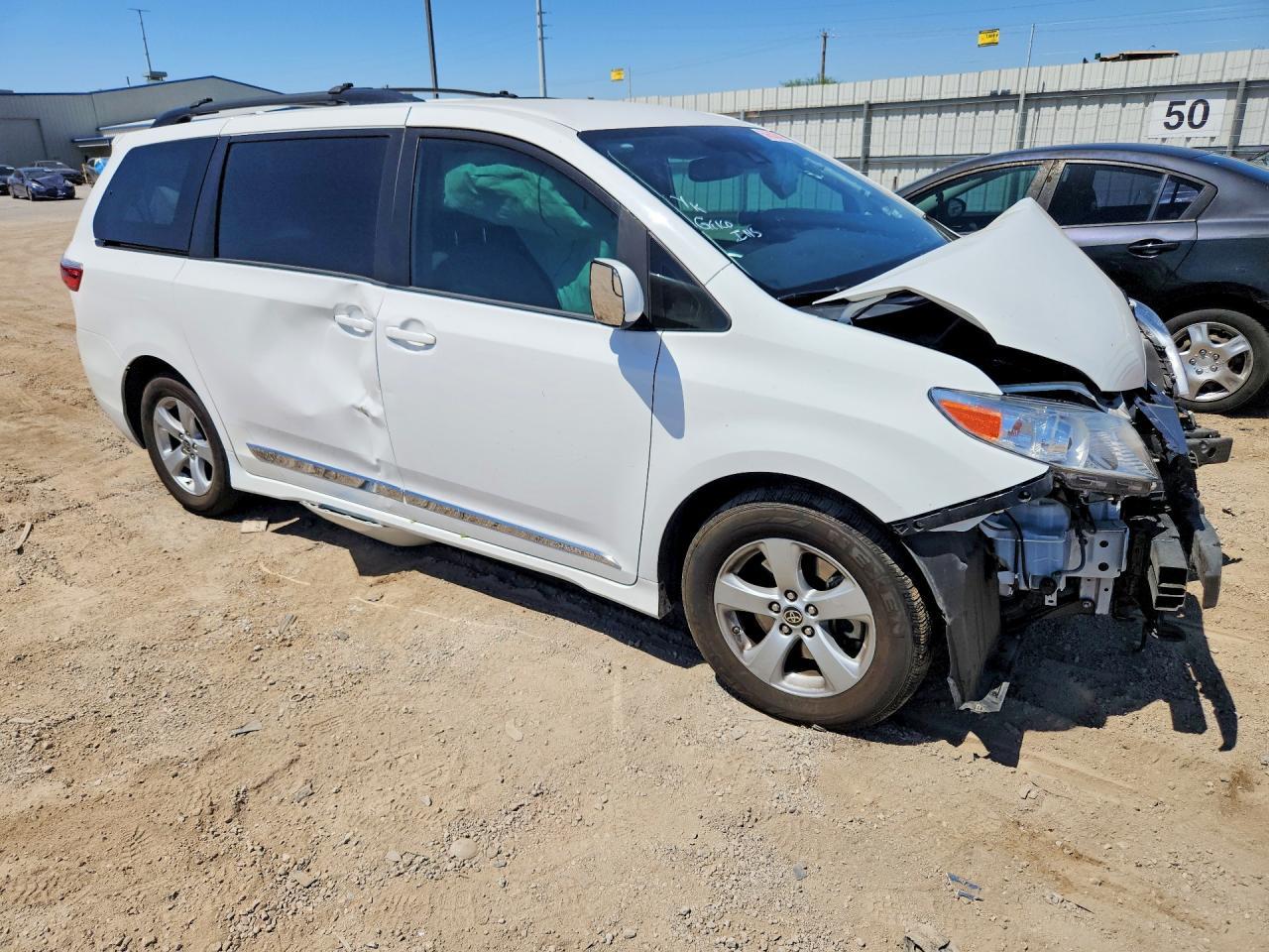 2020 Toyota Sienna Le - zdjęcie 4
