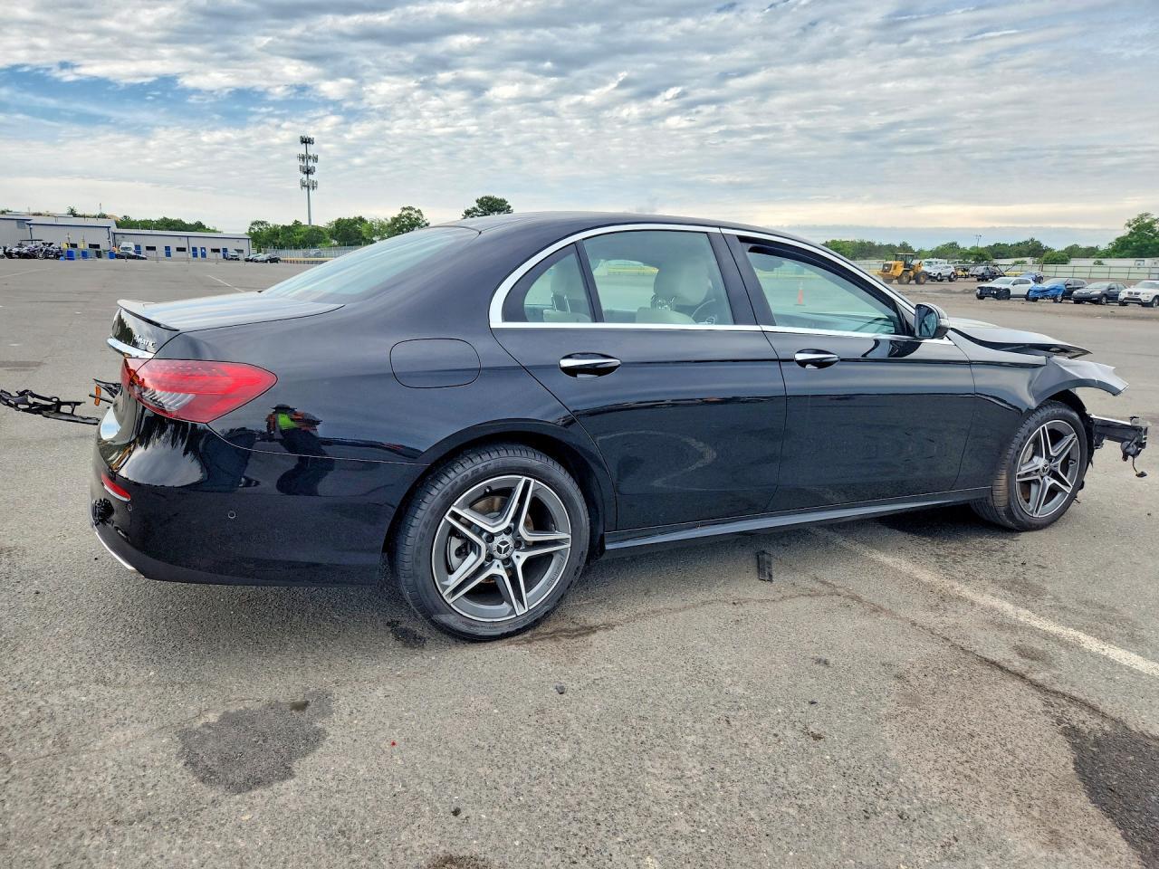 2022 Mercedes-Benz E 350 4Matic - zdjęcie 3