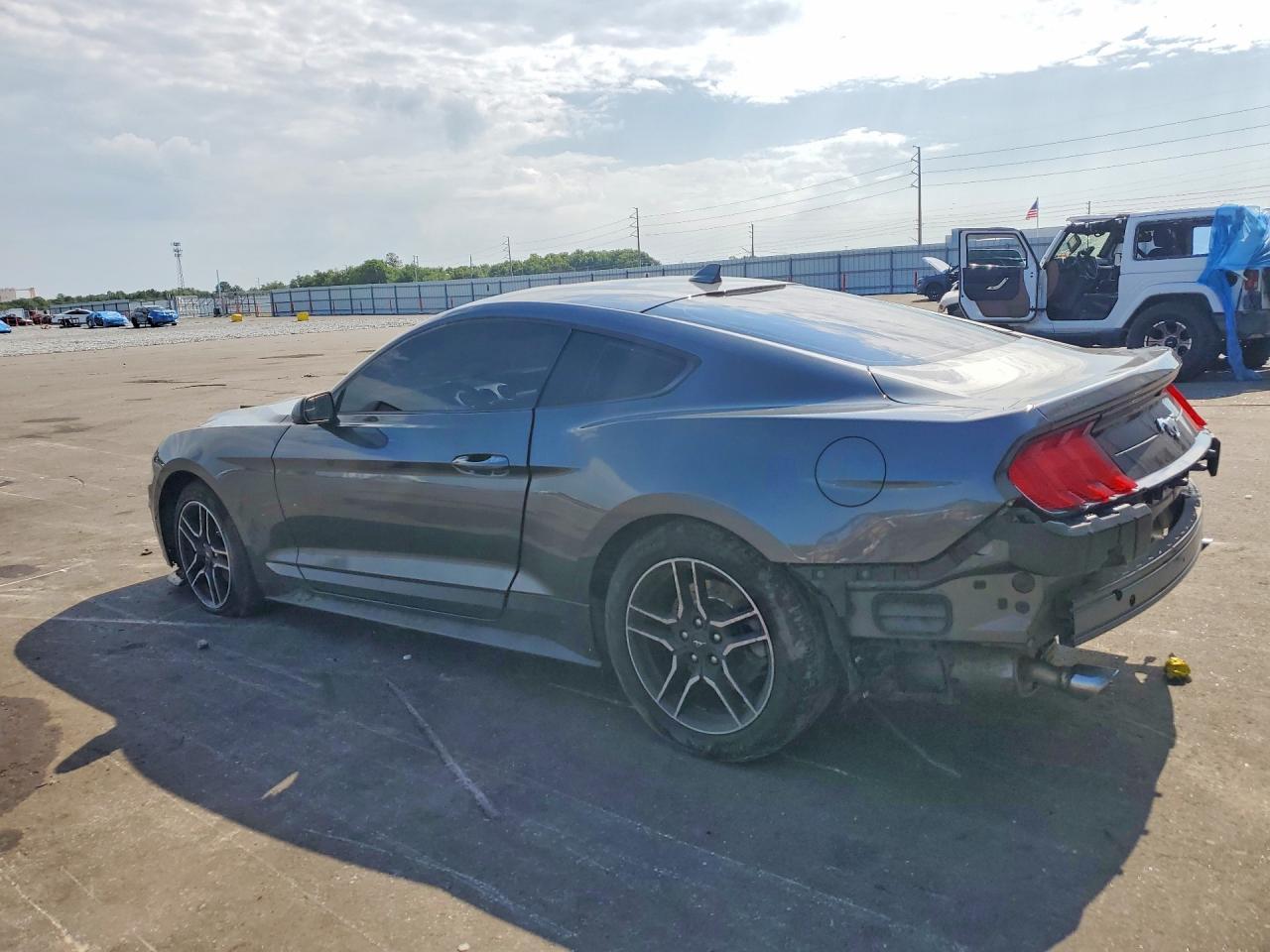 2020 Ford Mustang - zdjęcie 2