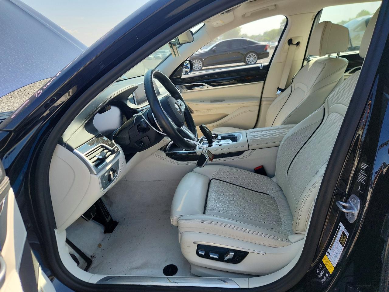 2021 BMW Seria 7 750i - zdjęcie 7