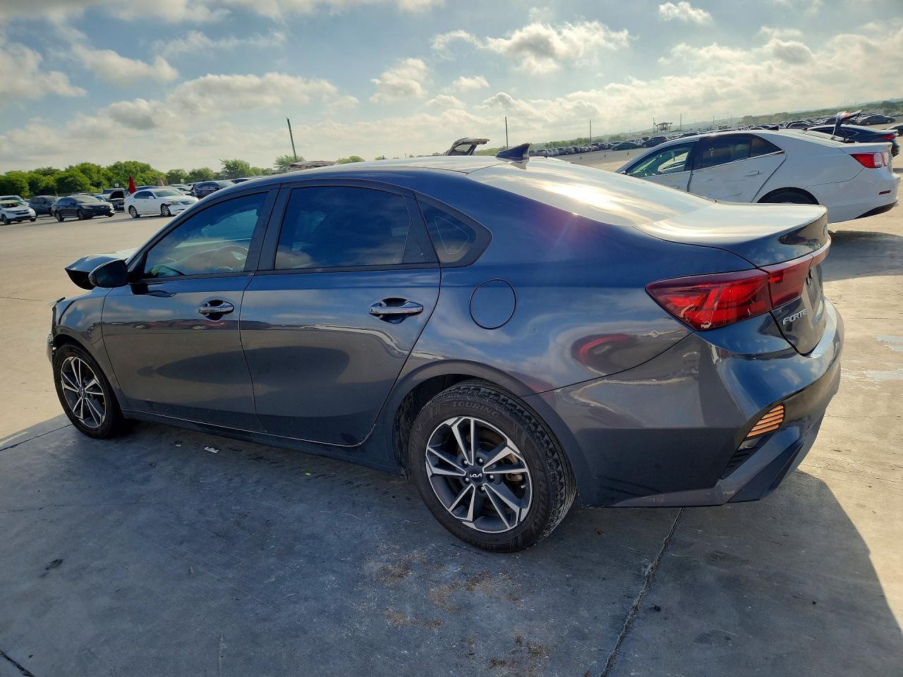2023 Kia Forte Lxs - zdjęcie 2