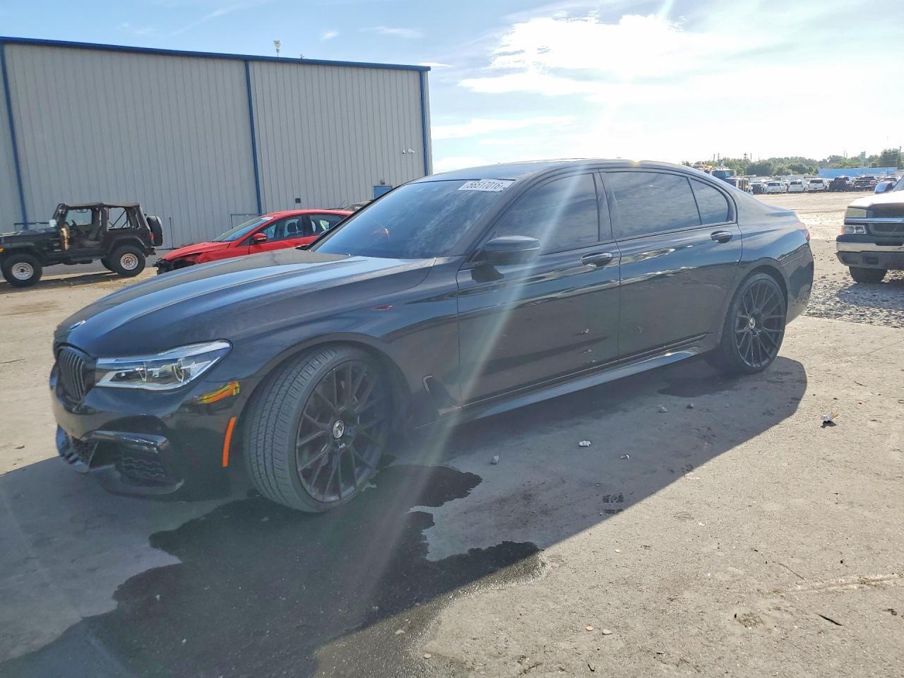 2016 BMW Seria 7 750i - zdjęcie główne