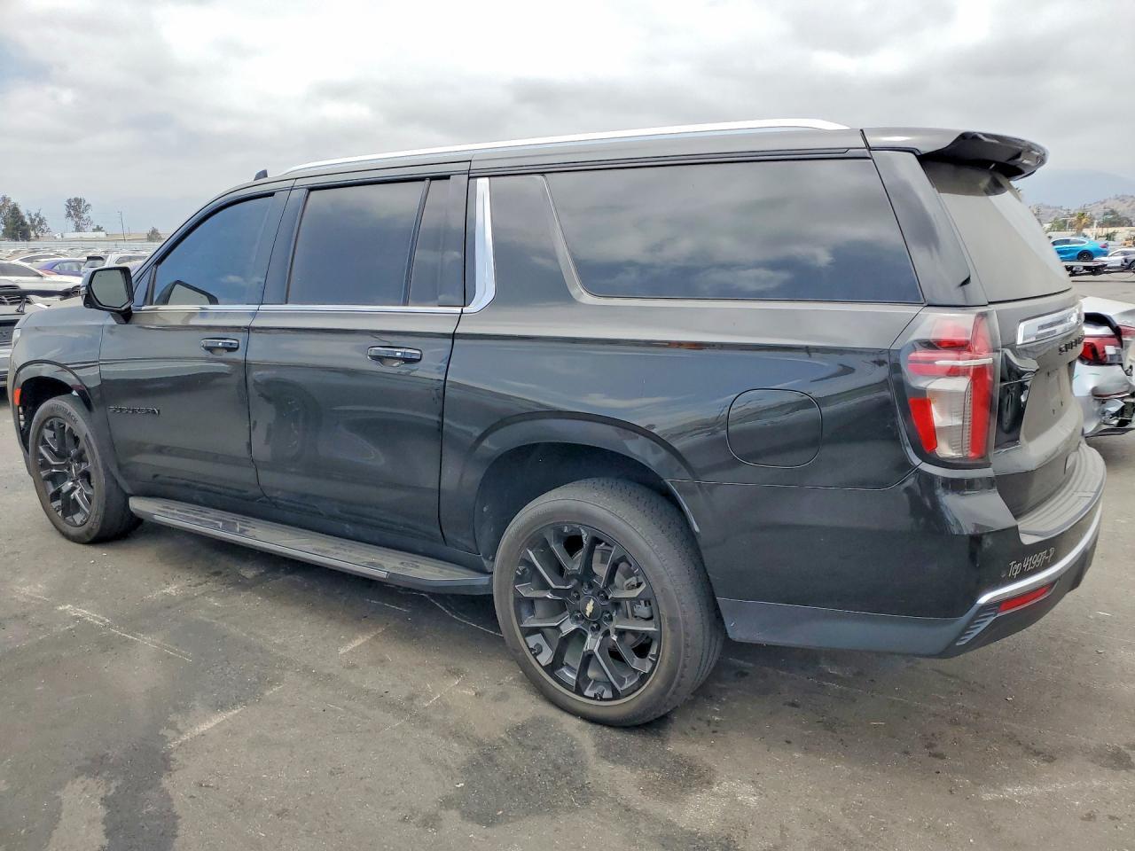 2022 Chevrolet Suburban C1500 Lt - zdjęcie 2