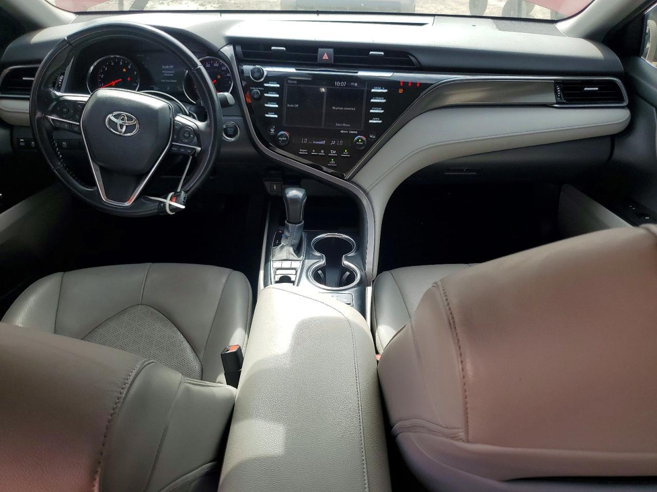 2020 Toyota Camry Xse - zdjęcie 8