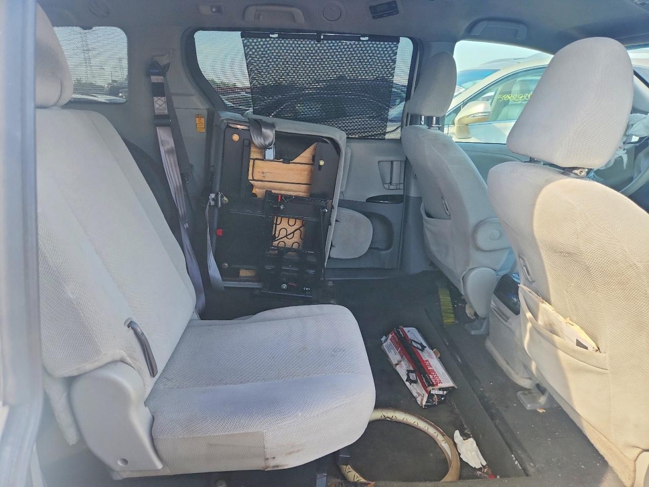2014 Toyota Sienna Le - zdjęcie 11