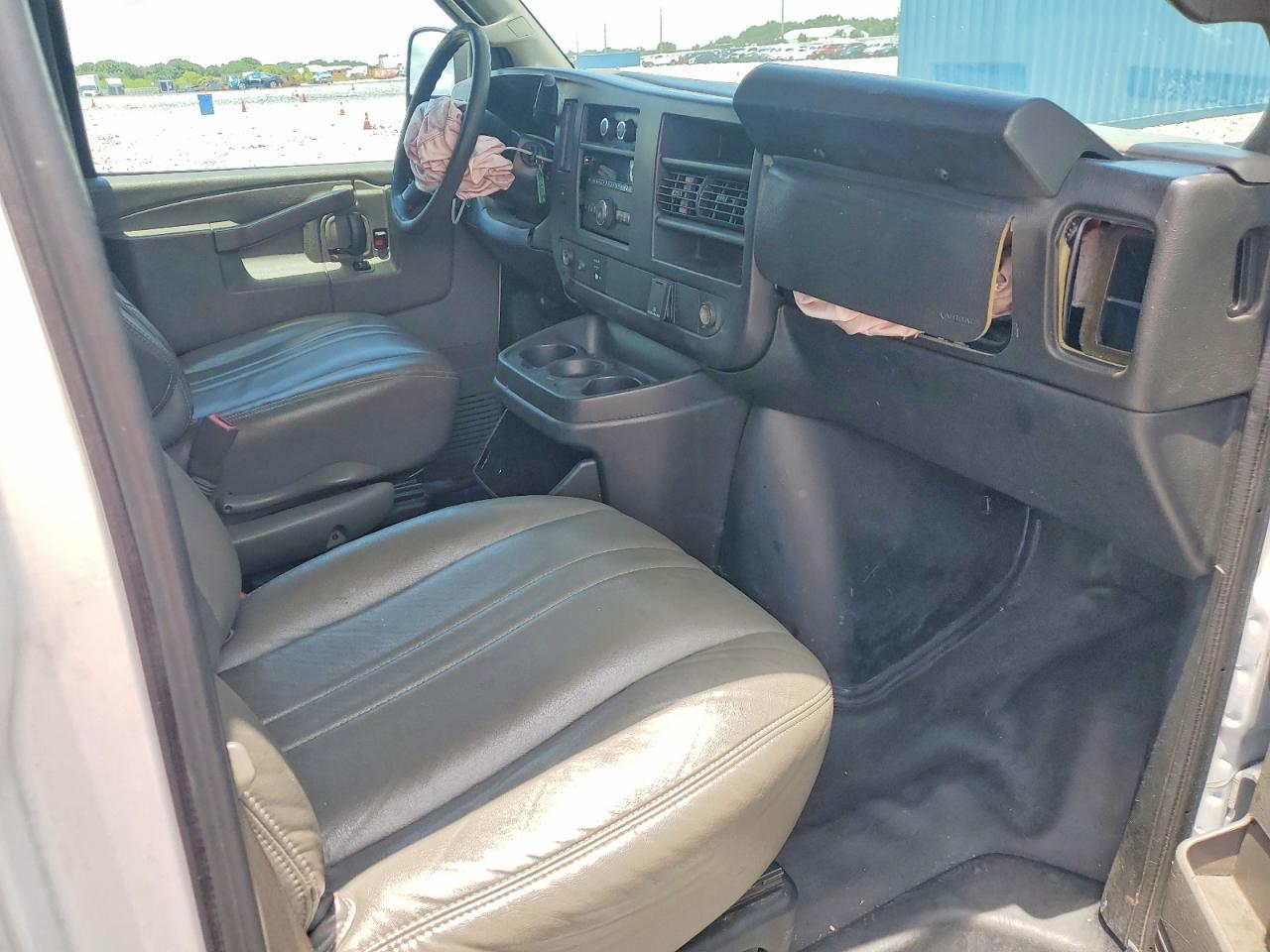 2017 Chevrolet Express G2500 - zdjęcie 8