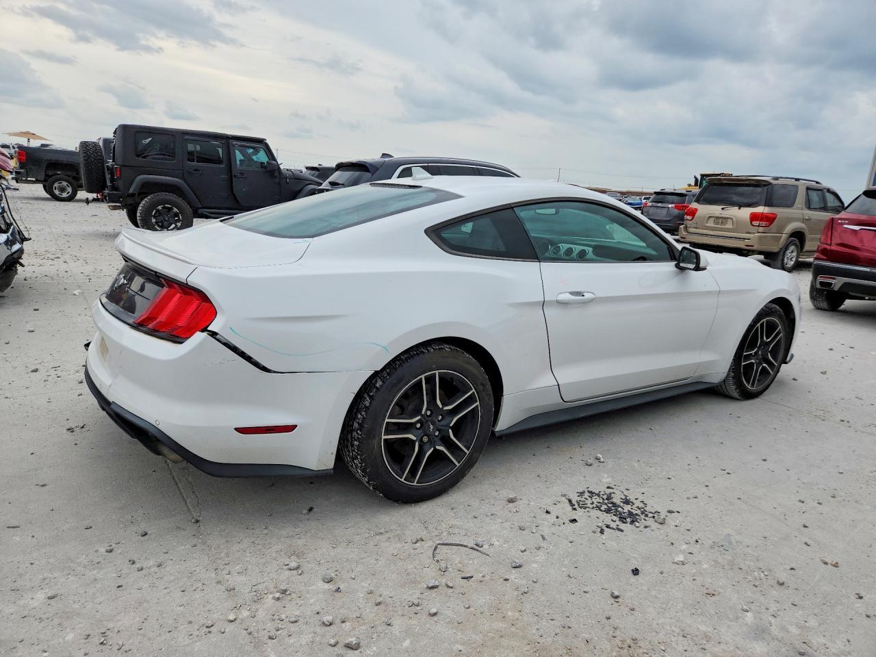 2020 Ford Mustang - zdjęcie 3