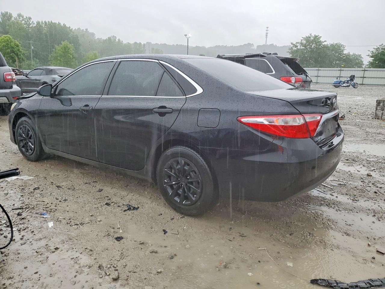 2015 Toyota Camry Le - zdjęcie 2
