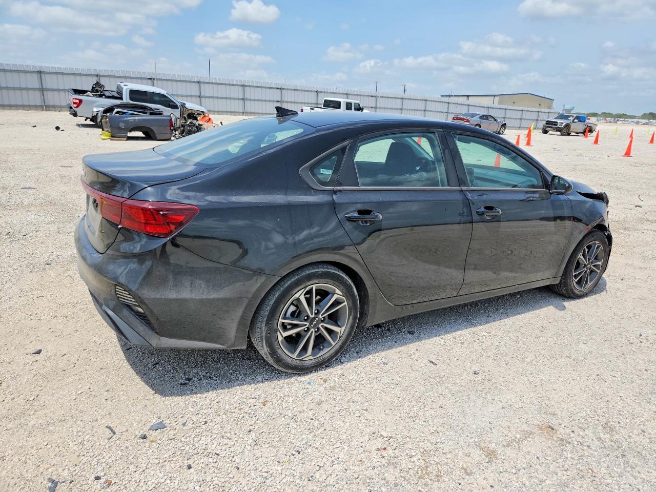 2023 Kia Forte Lxs - zdjęcie 3