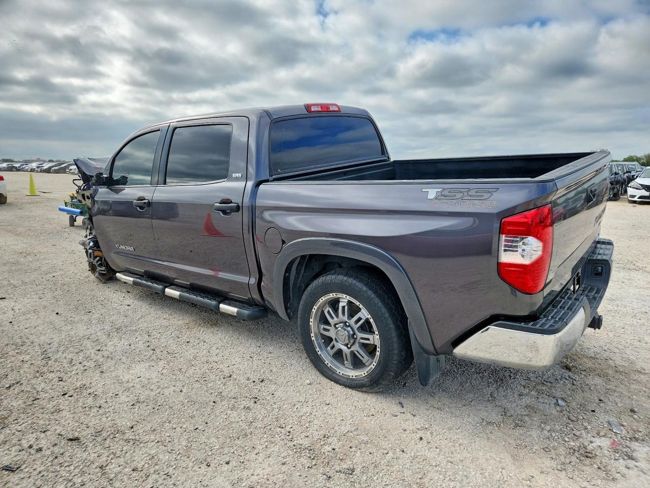 2017 Toyota Tundra Crewmax Sr5 - zdjęcie 2