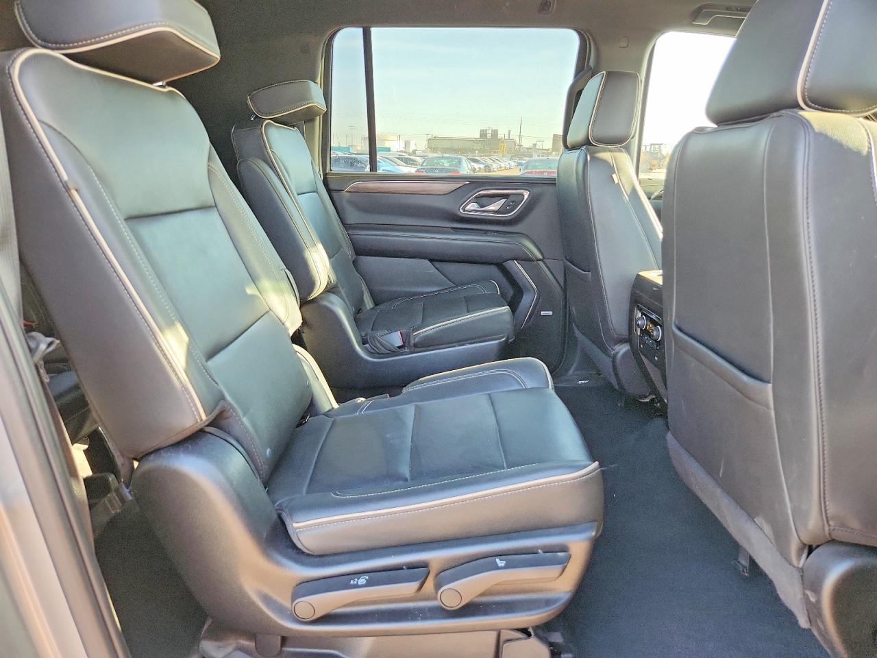 2023 Chevrolet Suburban C1500 Premier - zdjęcie 11
