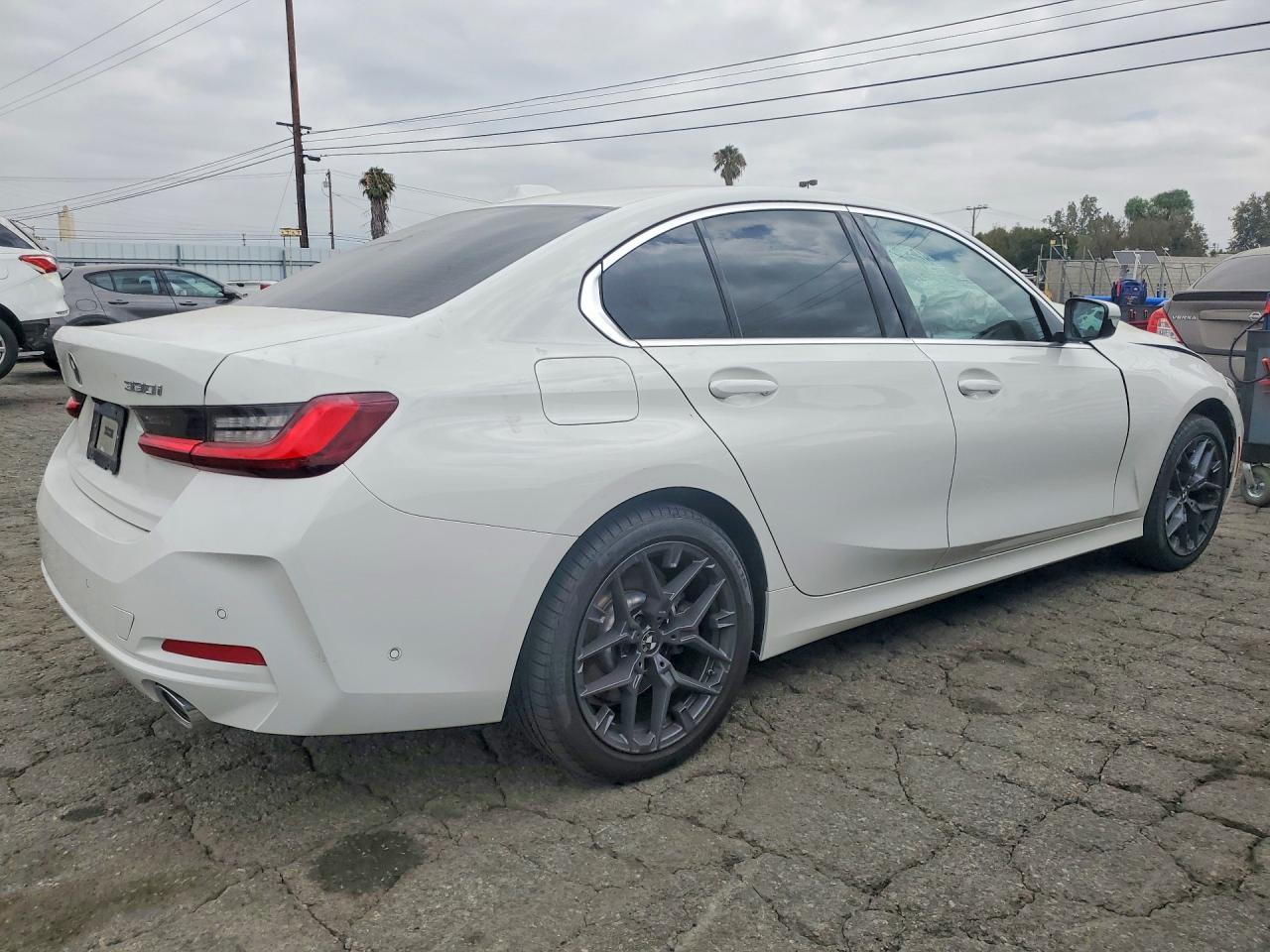 2025 BMW 330I - zdjęcie 3