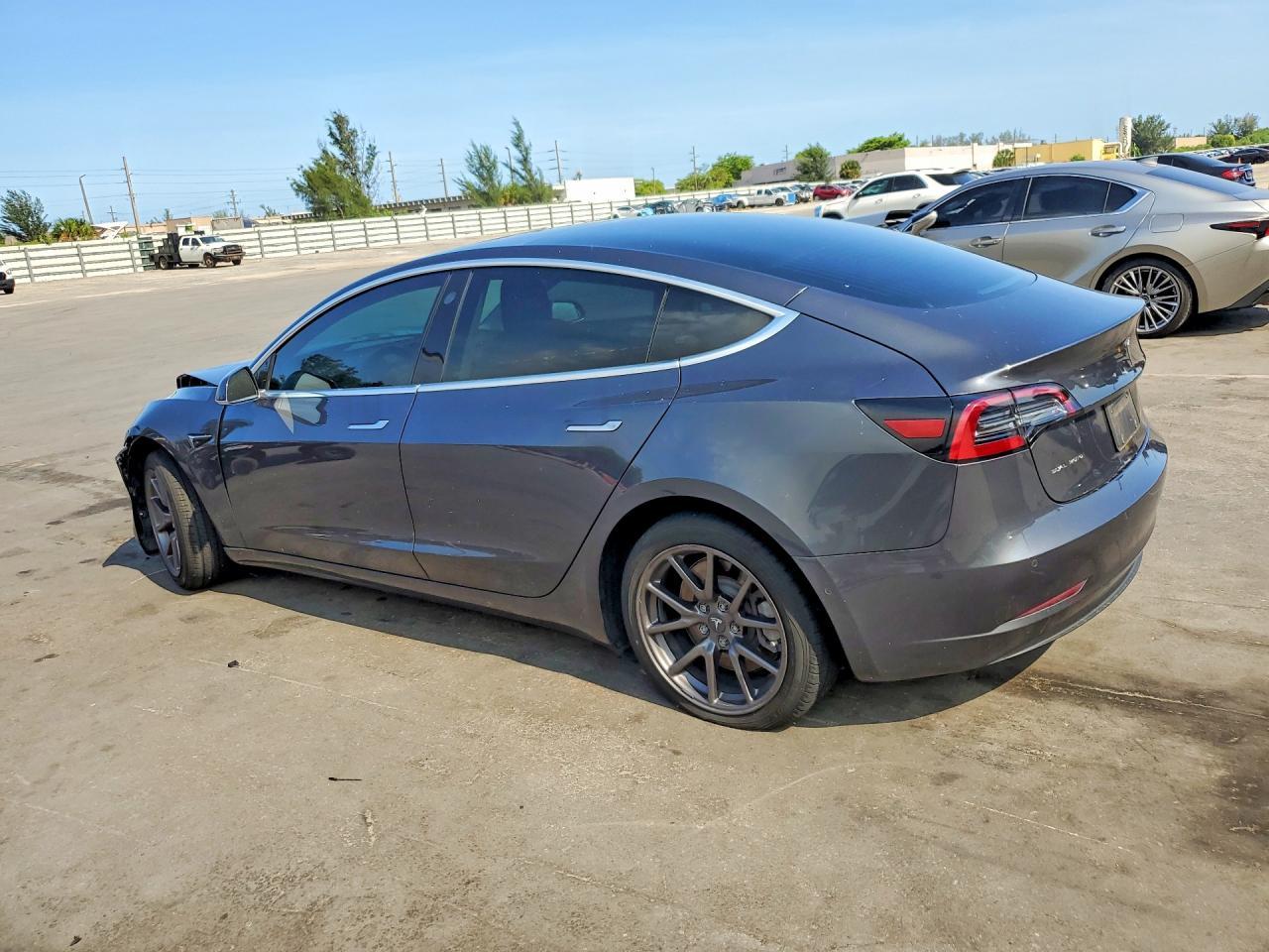2019 Tesla Model 3 - zdjęcie 2