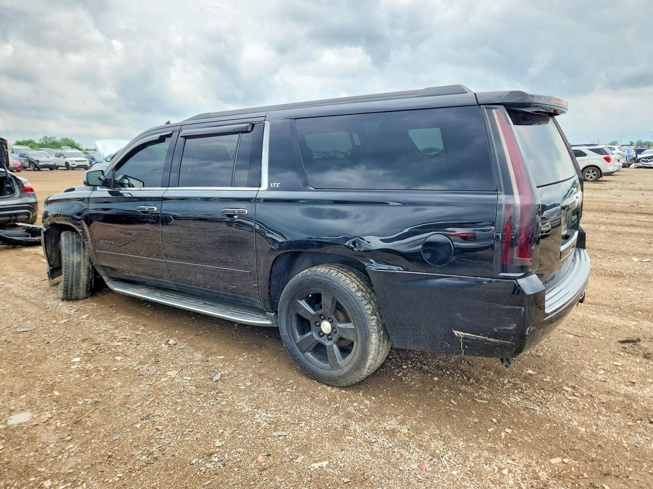 2016 Chevrolet Suburban - zdjęcie 2
