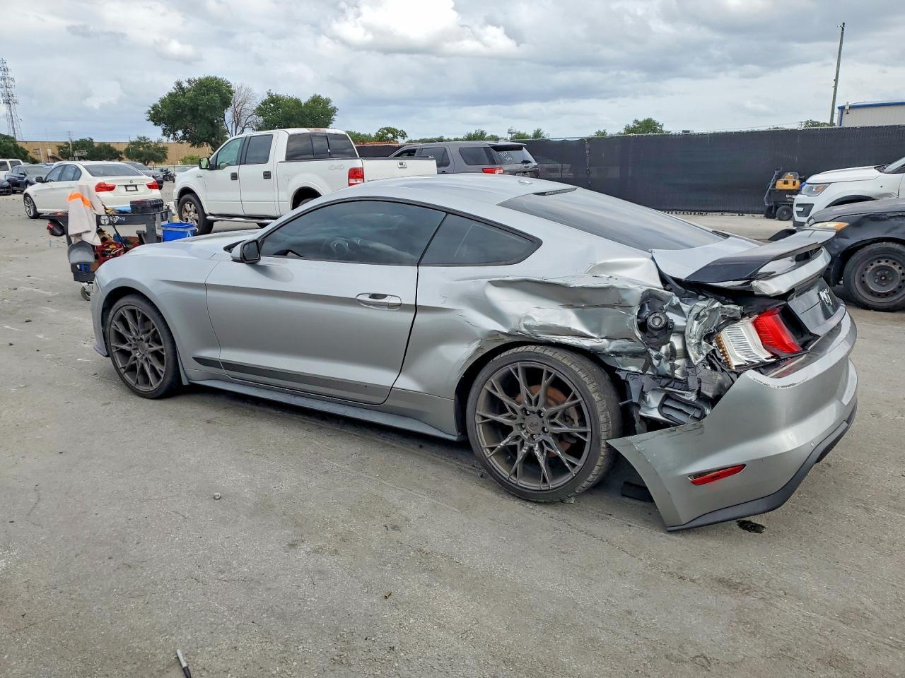 2020 Ford Mustang - zdjęcie 2