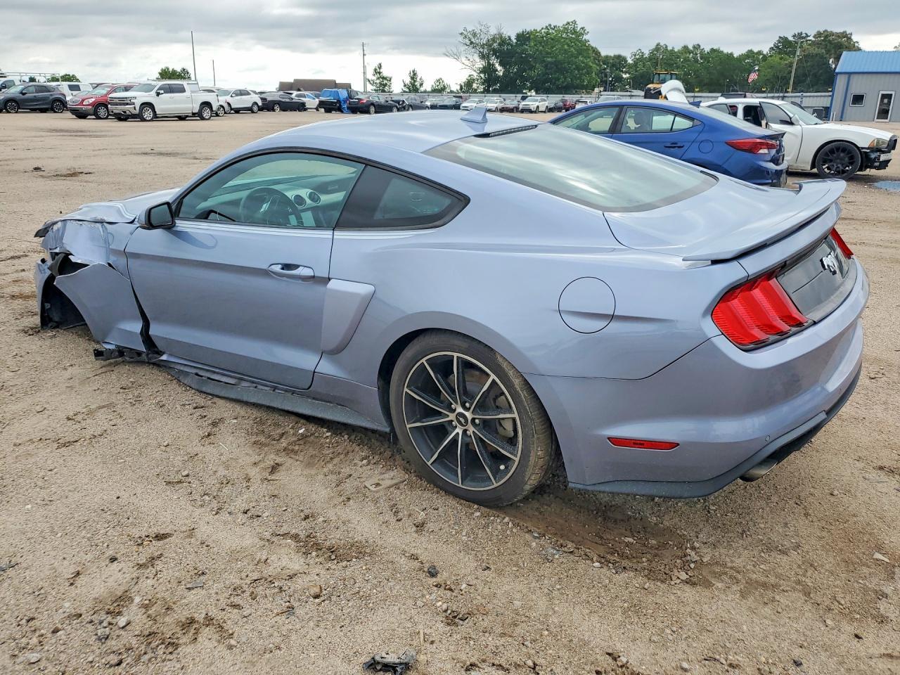 2022 Ford Mustang - zdjęcie 2
