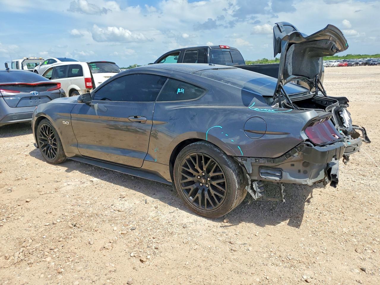 2019 Ford Mustang Coupe - zdjęcie 2