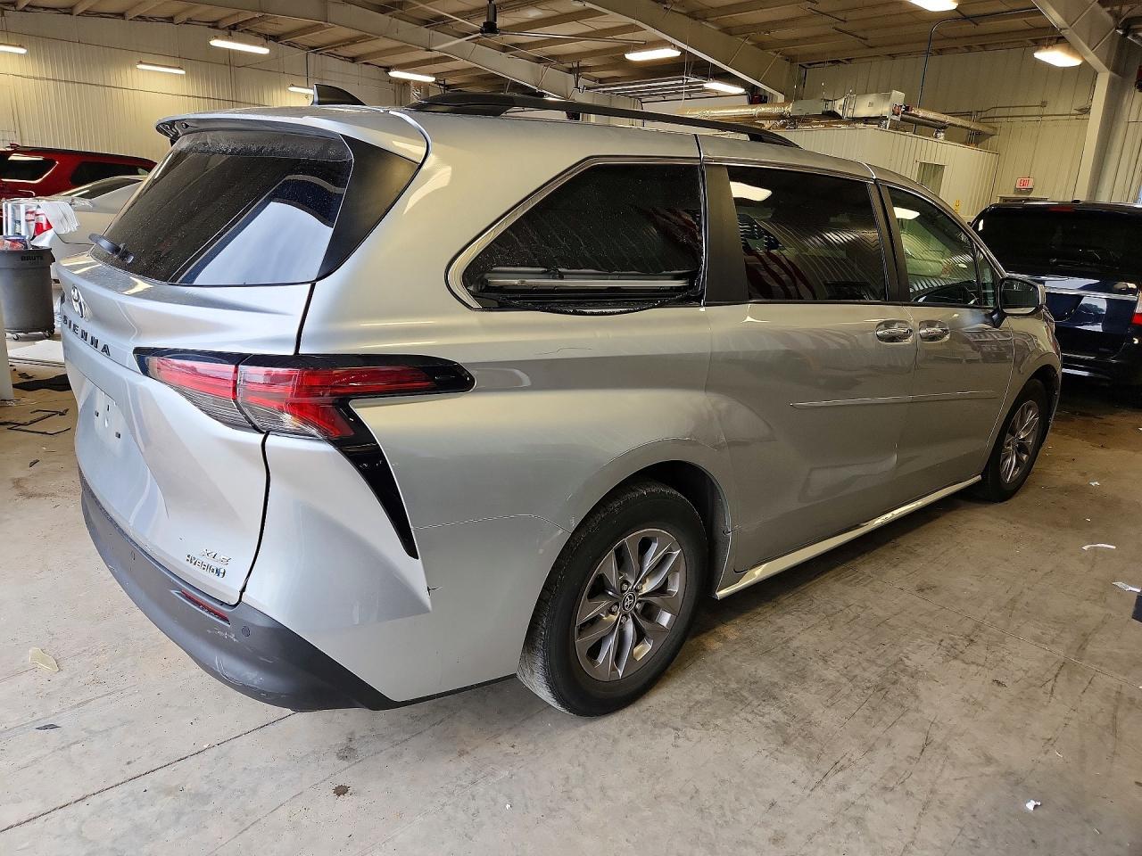2022 Toyota Sienna Xle - zdjęcie 3