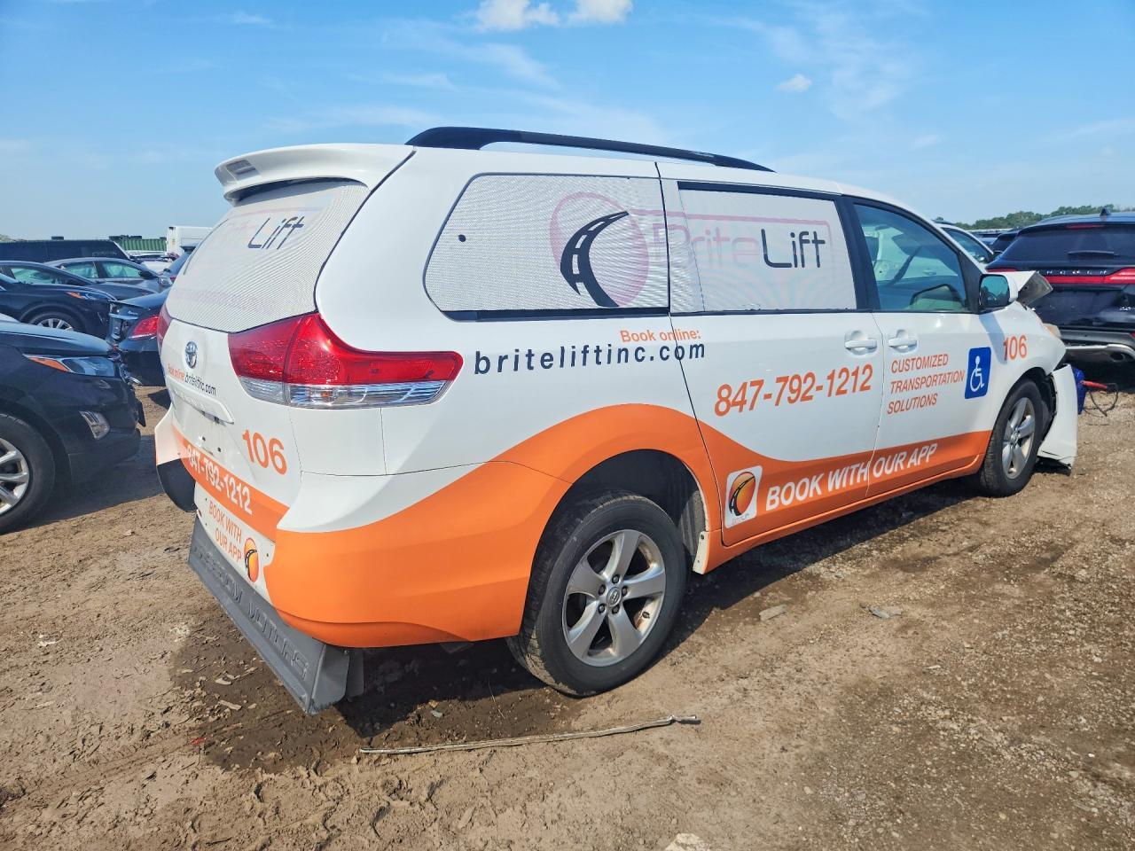 2014 Toyota Sienna Le - zdjęcie 3