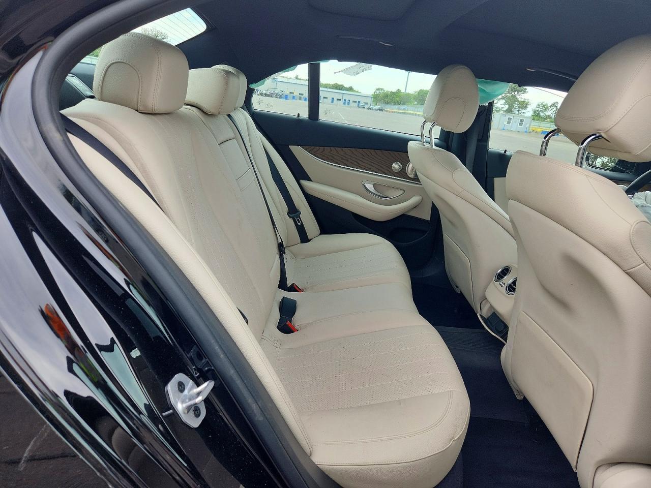 2022 Mercedes-Benz E 350 4Matic - zdjęcie 10