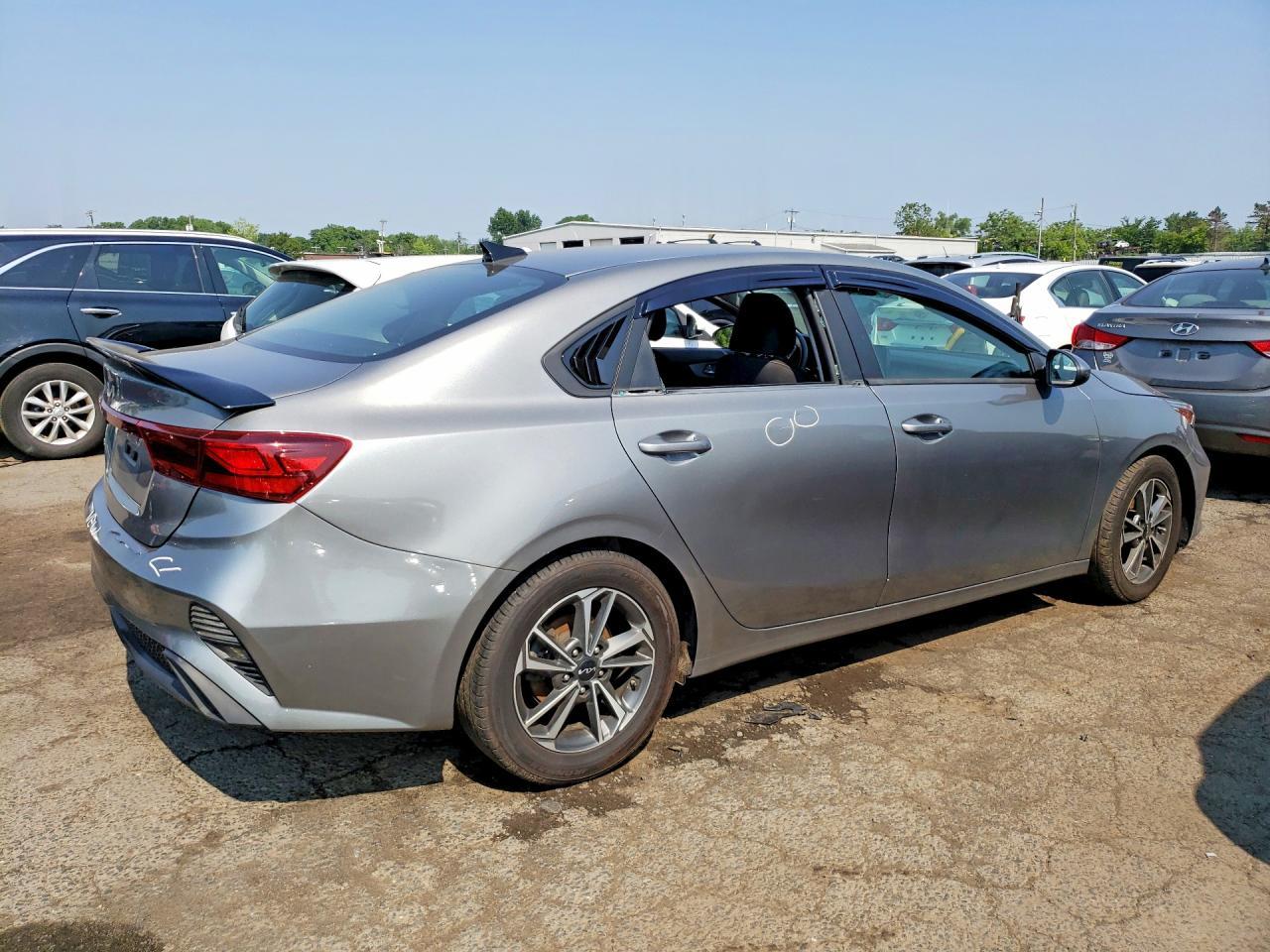 2022 Kia Forte Lxs - zdjęcie 3
