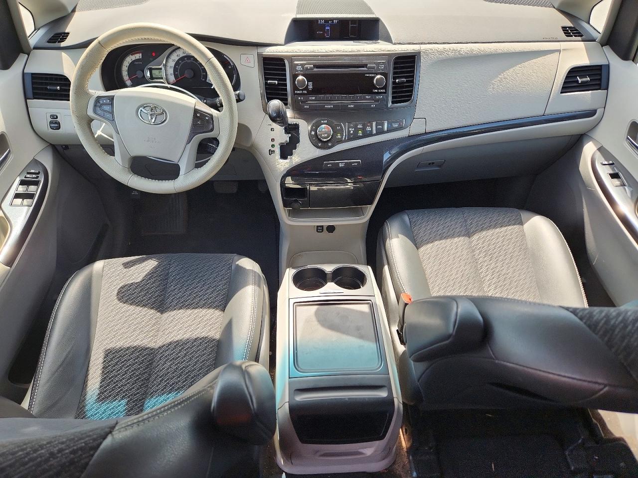 2014 Toyota Sienna Sport - zdjęcie 8