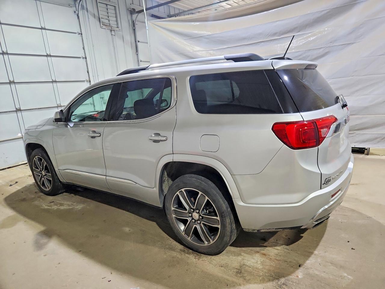 2019 GMC Acadia Denali - zdjęcie 2