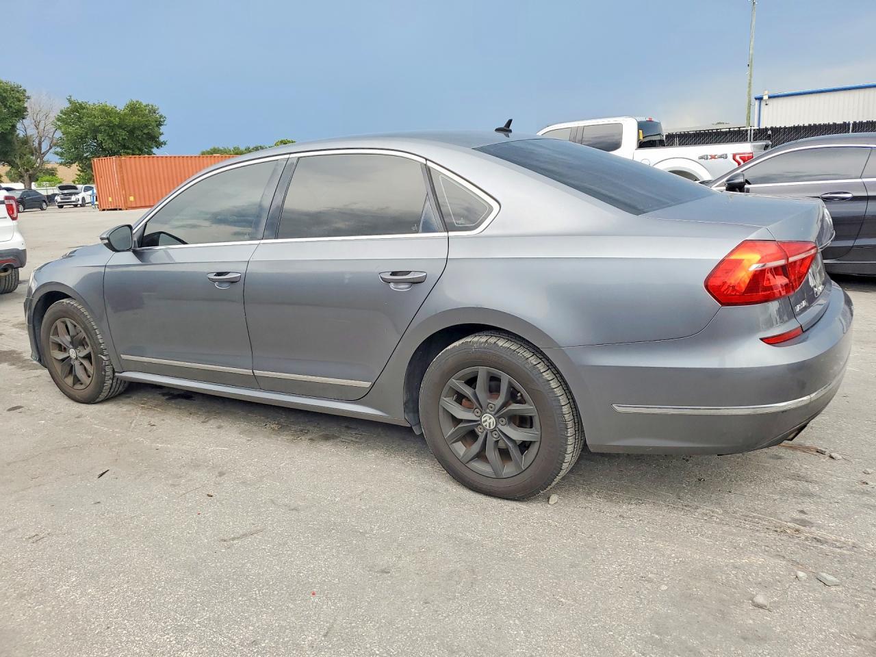 2016 Volkswagen Passat S - zdjęcie 2